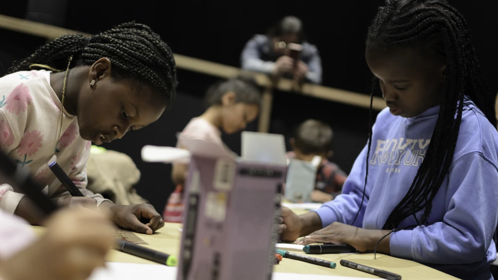 petites filles attabl&eacute;es en train de bricoler une lanterne magique