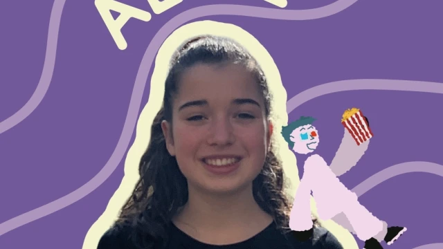 photo d'Alice avec un personnage illustr&eacute; pos&eacute; sur son &eacute;paule qui tient du popcorn