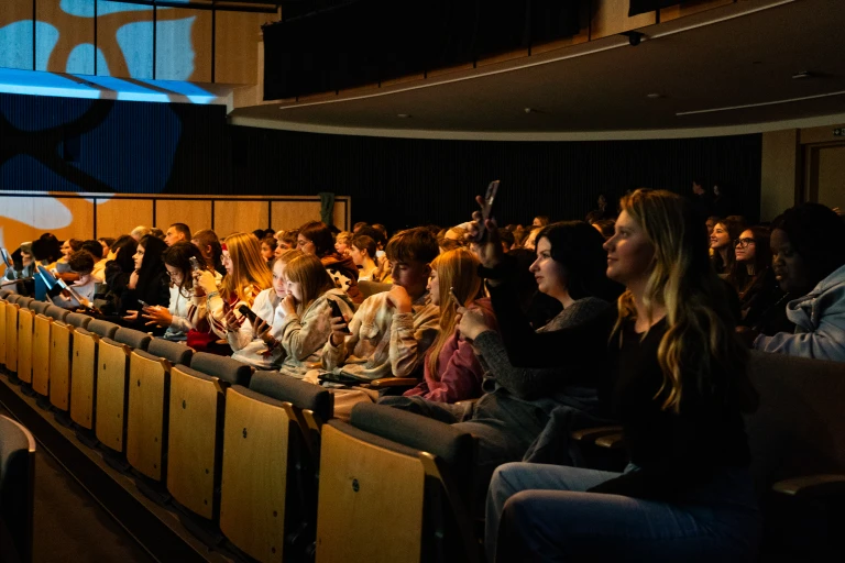 Des &eacute;tudiants dans une salle de cin&eacute;ma